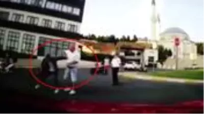 Tartıştığı site sakini, kuryeyi sokak ortasında evire çevire dövdü Tartıştığı site sakini, kuryeyi sokak ortasında evire çevire dövdü
