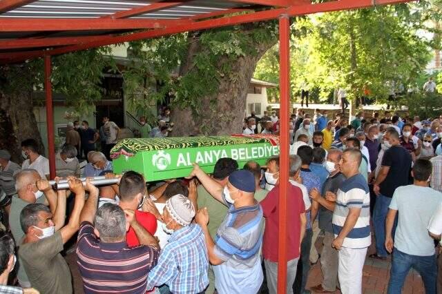 Uçuruma yuvarlanan otomobilde ölen 3 kişi, yan yana toprağa verildi Uçuruma yuvarlanan otomobilde ölen 3 kişi, yan yana toprağa verildi