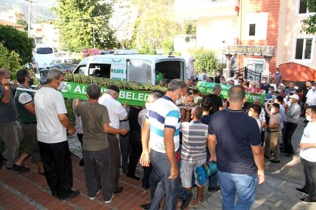 Uçuruma yuvarlanan otomobilde ölen 3 kişi, yan yana toprağa verildi Uçuruma yuvarlanan otomobilde ölen 3 kişi, yan yana toprağa verildi