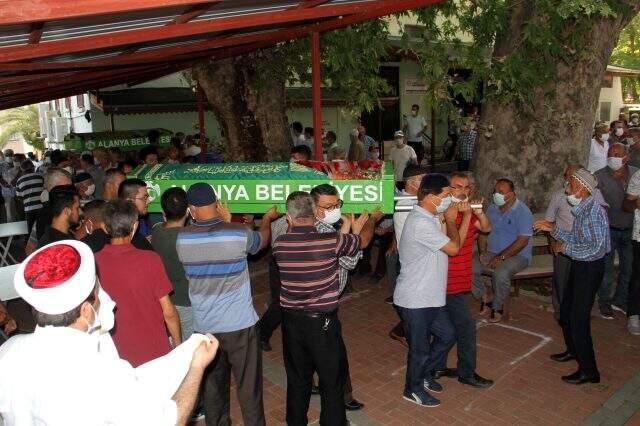 Uçuruma yuvarlanan otomobilde ölen 3 kişi, yan yana toprağa verildi Uçuruma yuvarlanan otomobilde ölen 3 kişi, yan yana toprağa verildi