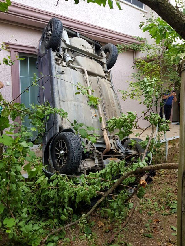 Uyanıp bahçesine çıkan vatandaş, şaha kalkmış otomobili görünce hayatının şokunu yaşadı