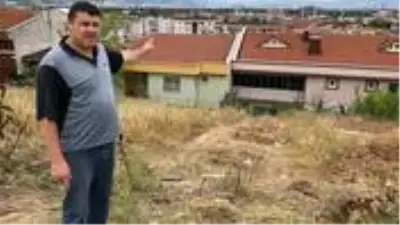 Sabah uyanıp bahçesine çıkan vatandaş, şaha kalkmış otomobili görünce hayatının şokunu yaşadı