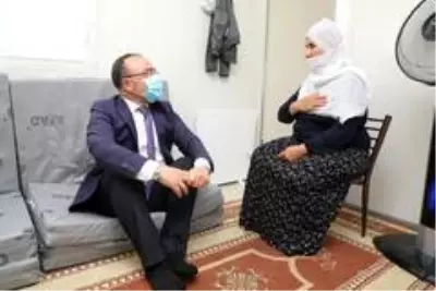 Vali Yırık, kapı kapı gezip gönüllere dokunuyor Vali Yırık, kapı kapı gezip gönüllere dokunuyor