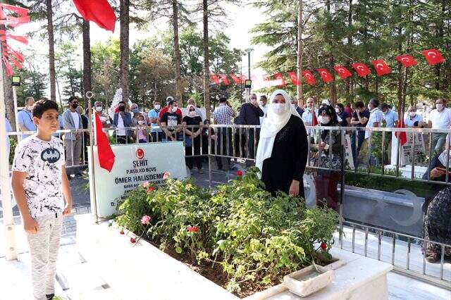 15 Temmuz darbe girişiminin seyrini değiştiren şehit Ömer Halisdemir, kabri başında anıldı
