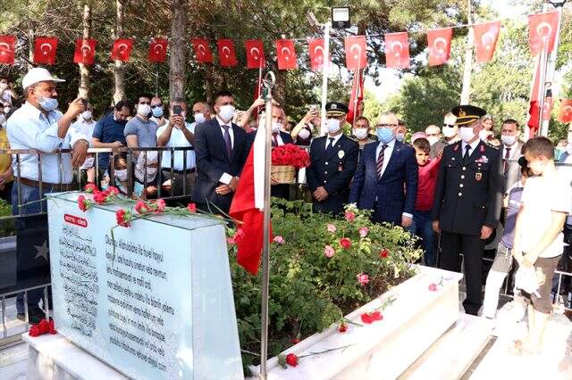 15 Temmuz darbe girişiminin seyrini değiştiren şehit Ömer Halisdemir, kabri başında anıldı