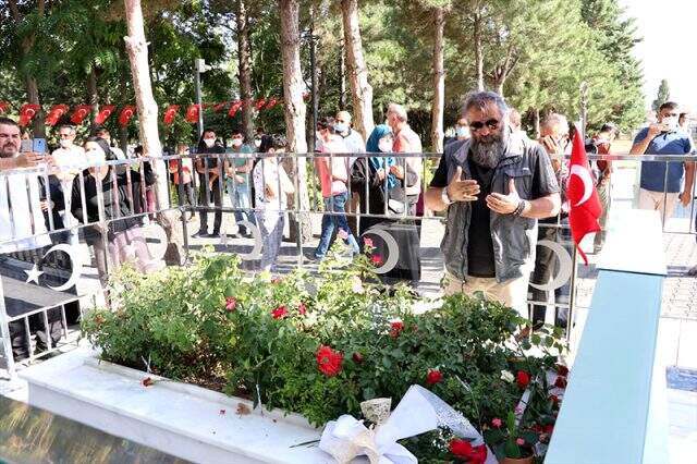 15 Temmuz darbe girişiminin seyrini değiştiren şehit Ömer Halisdemir, kabri başında anıldı