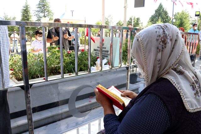 15 Temmuz darbe girişiminin seyrini değiştiren şehit Ömer Halisdemir, kabri başında anıldı