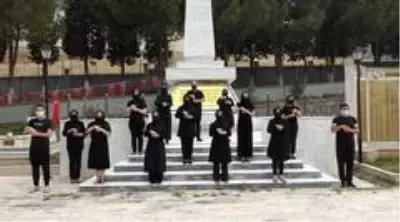 15 Temmuz marşını işaret dili ile seslendirdiler 15 Temmuz marşını işaret dili ile seslendirdiler