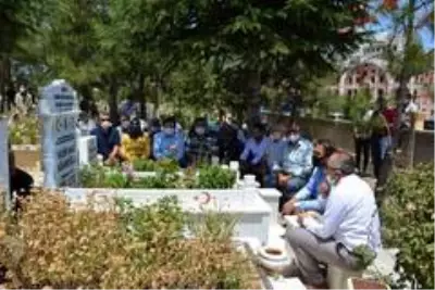15 Temmuz şehidi Hukuk Fakültesi öğrencisi Naci Ağaroğlu mezarı aşında anıldı 15 Temmuz şehidi Hukuk Fakültesi öğrencisi Naci Ağaroğlu mezarı aşında anıldı