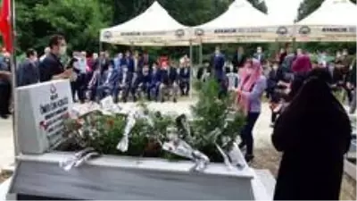 Son dakika haber! 15 Temmuz şehidi mezarı başında anıldı Son dakika haber! 15 Temmuz şehidi mezarı başında anıldı