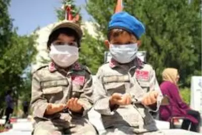 15 Temmuz şehidi PÖH Hakan Yorulmaz'ın babası: 'Bu ülkenin kaderini Seyit Onbaşılar ile 15 Temmuz... 15 Temmuz şehidi PÖH Hakan Yorulmaz'ın babası: 'Bu ülkenin kaderini Seyit Onbaşılar ile 15 Temmuz...