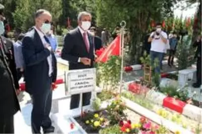 15 Temmuz şehidi PÖH Hakan Yorulmaz'ın babası: 'Bu ülkenin kaderini Seyit Onbaşılar ile 15 Temmuz... 15 Temmuz şehidi PÖH Hakan Yorulmaz'ın babası: 'Bu ülkenin kaderini Seyit Onbaşılar ile 15 Temmuz...
