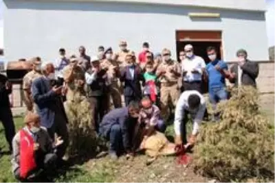 15 Temmuz Şehidi Yaşar'ın babası, operasyona katılan askerlere kurban kesti 15 Temmuz Şehidi Yaşar'ın babası, operasyona katılan askerlere kurban kesti