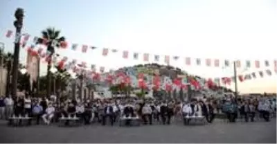 15 Temmuz şehitleri Kuşadası'nda da anıldı 15 Temmuz şehitleri Kuşadası'nda da anıldı