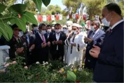 15 Temmuz şehitleri mezarı başında anıldı 15 Temmuz şehitleri mezarı başında anıldı