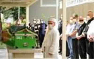 27 yaşında kalp krizinden ölen avukat toprağa verildi 27 yaşında kalp krizinden ölen avukat toprağa verildi