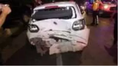Adana'da otomobil trafik ışıklarında bekleyen araçlara çarptı: 2 yaralı Adana'da otomobil trafik ışıklarında bekleyen araçlara çarptı: 2 yaralı