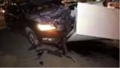 Adana'da otomobil trafik ışıklarında bekleyen araçlara çarptı: 2 yaralı Adana'da otomobil trafik ışıklarında bekleyen araçlara çarptı: 2 yaralı