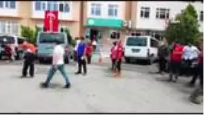 Ağaran Şelesi'nde mahsur kalan 3'ü bebek 49 kişi kurtarıldı Ağaran Şelesi'nde mahsur kalan 3'ü bebek 49 kişi kurtarıldı