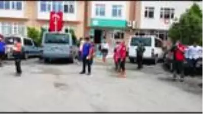 Ağaran Şelesi'nde mahsur kalan 3'ü bebek 49 kişi kurtarıldı Ağaran Şelesi'nde mahsur kalan 3'ü bebek 49 kişi kurtarıldı