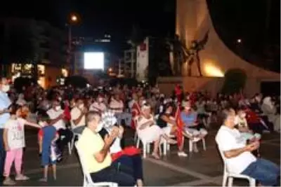 Alanya'da yüzlerce kişi 'demokrasi' nöbetinde Alanya'da yüzlerce kişi 'demokrasi' nöbetinde