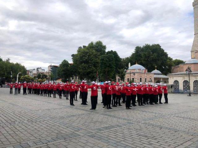 Ayasofya'da önündeki 15 Temmuz koreografisi izleyenleri mest etti