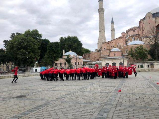 Ayasofya'da önündeki 15 Temmuz koreografisi izleyenleri mest etti