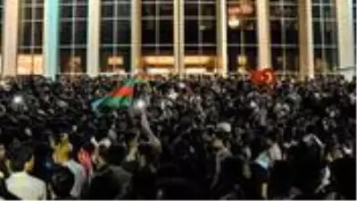 Azerbaycan’da halk seferberlik talebiyle Milli Meclisin önünde toplandı: Başkomutan silah ver bize