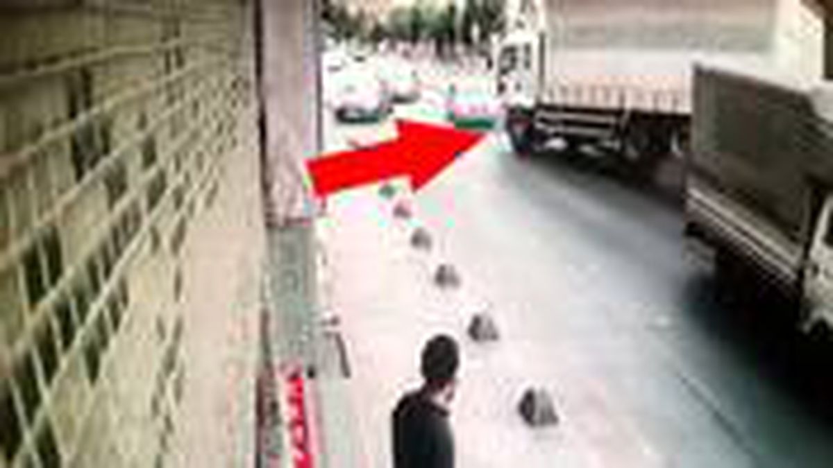 Bağcılar'da kamyonun 2 otomobili ezerek durabildiği kaza güvenlik kamerasına yansıdı