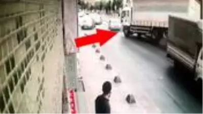 Bağcılar'da kamyonun 2 otomobili ezerek durabildiği kaza güvenlik kamerasına yansıdı Bağcılar'da kamyonun 2 otomobili ezerek durabildiği kaza güvenlik kamerasına yansıdı