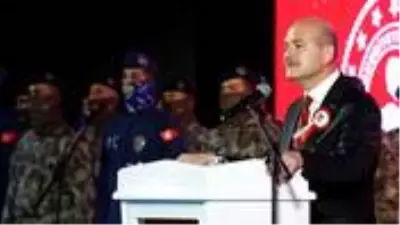 Bakan Soylu, 15 Temmuz şehitlerinin adlarını okurken gözyaşlarına hakim olamadı Bakan Soylu, 15 Temmuz şehitlerinin adlarını okurken gözyaşlarına hakim olamadı