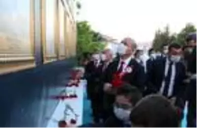 Bakan Soylu, 15 Temmuz şehitlerinin adlarını okurken gözyaşlarına hakim olamadı Bakan Soylu, 15 Temmuz şehitlerinin adlarını okurken gözyaşlarına hakim olamadı