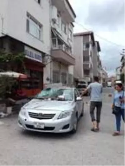 Balkon çöktü, park halindeki otomobillerde hasar oluştu Balkon çöktü, park halindeki otomobillerde hasar oluştu
