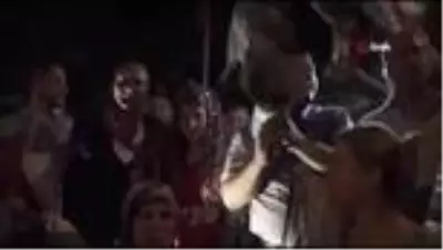 Düğünlerini yarıda keserek damatlık ve gelinlikle meydana koştular Düğünlerini yarıda keserek damatlık ve gelinlikle meydana koştular