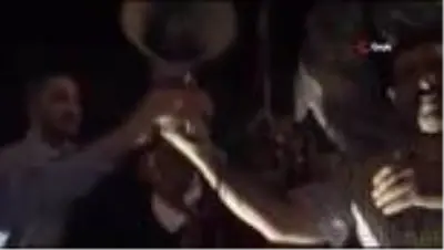 Düğünlerini yarıda keserek damatlık ve gelinlikle meydana koştular Düğünlerini yarıda keserek damatlık ve gelinlikle meydana koştular