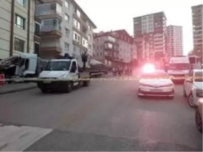 Freni boşalan tır markete daldı Freni boşalan tır markete daldı
