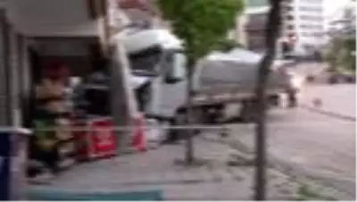 Freni boşalan TIR markete daldı Freni boşalan TIR markete daldı