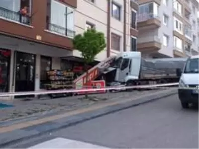 Freni boşalan tır markete daldı Freni boşalan tır markete daldı
