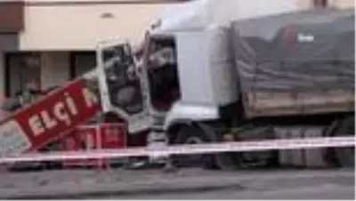 Freni boşalan TIR markete daldı Freni boşalan TIR markete daldı