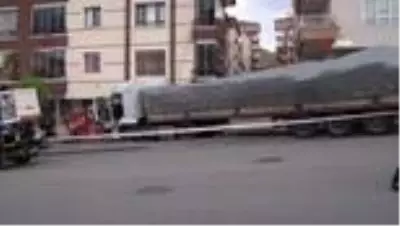 Freni boşalan TIR markete daldı Freni boşalan TIR markete daldı
