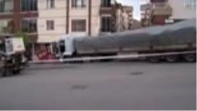 Freni boşalan TIR markete daldı Freni boşalan TIR markete daldı