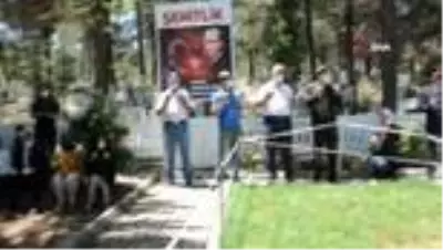 Genelkurmay Başkanlığı önünde şehit edilen Hukuk Fakültesi son sınıf öğrencisi Naci Ağaroğlu mezarı... Genelkurmay Başkanlığı önünde şehit edilen Hukuk Fakültesi son sınıf öğrencisi Naci Ağaroğlu mezarı...