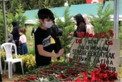 Hain darbe girişiminde şehit olan Özel Harekat Polisi Serdar Gökbayrak mezarı başında anıldı Hain darbe girişiminde şehit olan Özel Harekat Polisi Serdar Gökbayrak mezarı başında anıldı