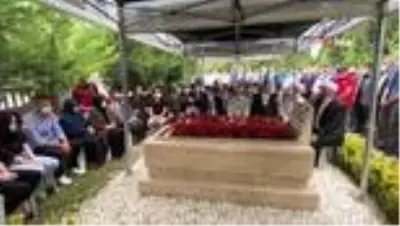 Son dakika haber | Hain darbe girişiminde şehit olan Özel Harekat Polisi Serdar Gökbayrak mezarı başında anıldı Son dakika haber | Hain darbe girişiminde şehit olan Özel Harekat Polisi Serdar Gökbayrak mezarı başında anıldı