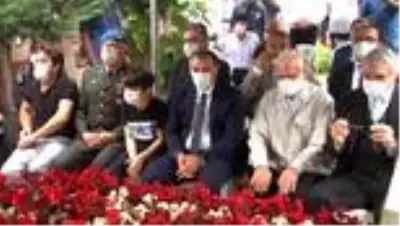 Son dakika haber | Hain darbe girişiminde şehit olan Özel Harekat Polisi Serdar Gökbayrak mezarı başında anıldı Son dakika haber | Hain darbe girişiminde şehit olan Özel Harekat Polisi Serdar Gökbayrak mezarı başında anıldı