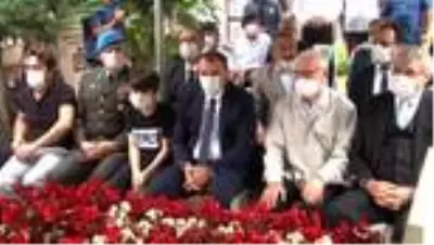 Son dakika haber | Hain darbe girişiminde şehit olan Özel Harekat Polisi Serdar Gökbayrak mezarı başında anıldı Son dakika haber | Hain darbe girişiminde şehit olan Özel Harekat Polisi Serdar Gökbayrak mezarı başında anıldı