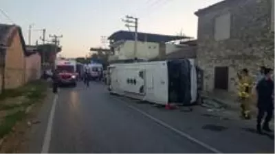 İşçi minibüsü ile otomobil çarpıştı: 1 ölü, 6 yaralı İşçi minibüsü ile otomobil çarpıştı: 1 ölü, 6 yaralı