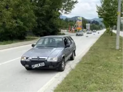Karşıdan karşıya geçmeye çalışan dede ve toruna otomobil çarptı: 1'i ağır 3 yaralı