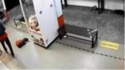 Malezya'da 3 kediyi çamaşır makinesine atarak öldüren kişi kamerada Malezya'da 3 kediyi çamaşır makinesine atarak öldüren kişi kamerada