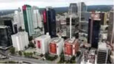 Maslak'taki gökdelenler 15 Temmuz için kırmızı beyaz oldu Maslak'taki gökdelenler 15 Temmuz için kırmızı beyaz oldu